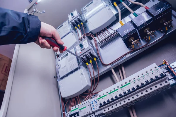 Eletricistas Mãos Testando Interruptores Caixa Elétrica Painel Elétrico Com Fusíveis — Fotografia de Stock