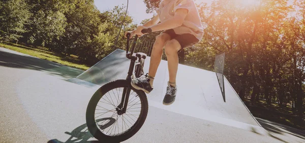 Jeune Cavalier Bmx Effectuant Des Tours Skatepark — Photo