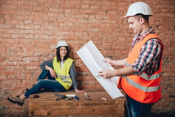 Coppia Felice Che Riparazioni Casa Loro Ristrutturazione Casa — Foto Stock