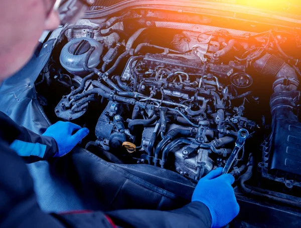 Servis istasyonu motora onarılıyor. Araba tamiri. Arka plan
