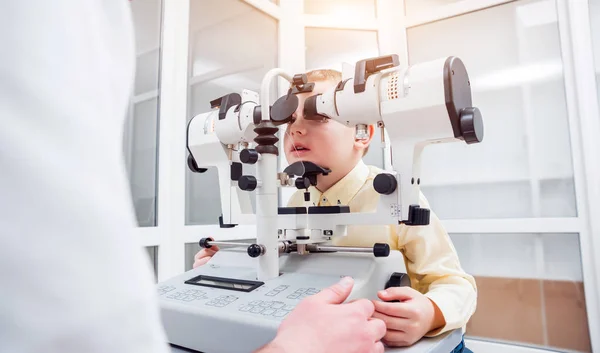 Synoptophor Schielbehandlung Schieltest Orthoptik Arzt Führt Strabismus Untersuchung Durch — Stockfoto