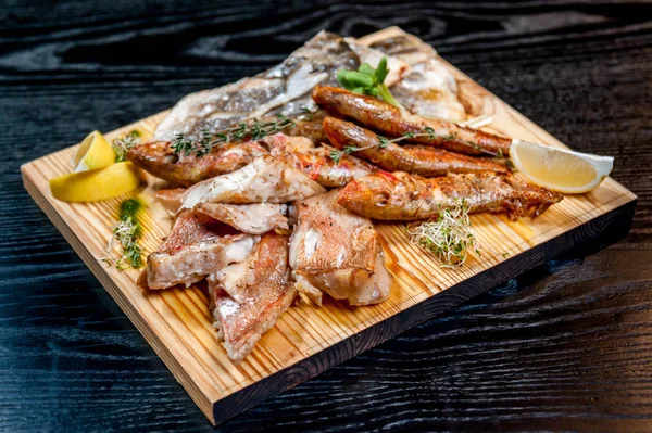 bir ahşap tahta üzerinde kızarmış balık