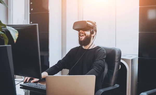 Joven Con Gafas Realidad Virtual Oficina — Foto de Stock