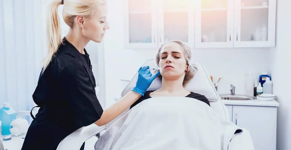 Schoonheidsspecialiste Patiënt Kliniek Voor Esthetische Geneeskunde Injectie — Stockfoto