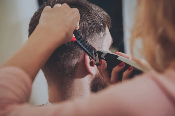 师傅剪头发和胡须的男人 理发师做发型的年轻人 — 图库照片