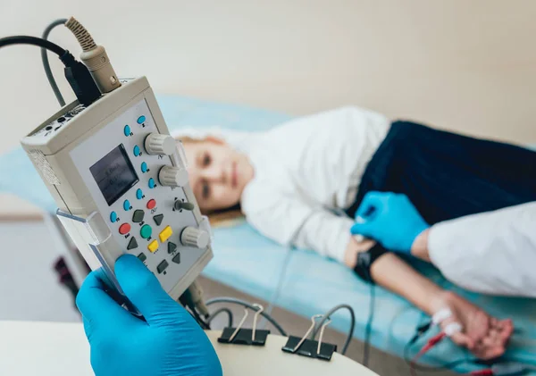 Testy Nerwów Pacjenta Przy Użyciu Elektromiografii Badanie Lekarskie Emg — Zdjęcie stockowe