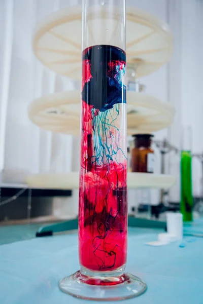 Laborgläser Mit Farbiger Flüssigkeit — Stockfoto