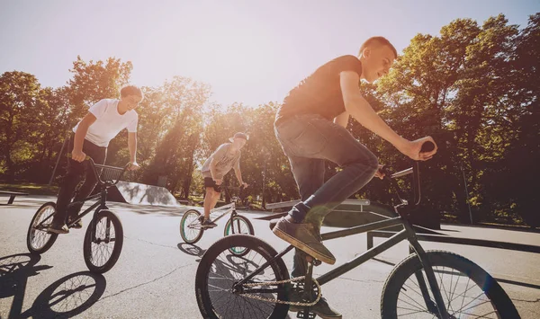 Rowerzyści Bmx Wykonywania Trików Skateparku — Zdjęcie stockowe