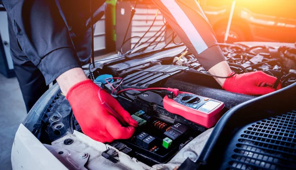 Mecánico Automático Utiliza Voltímetro Para Comprobar Nivel Voltaje Reparación Estación — Foto de Stock