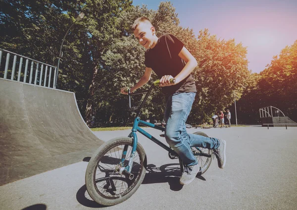 Ung Bmx Ryttare Utföra Trick Skatepark — Stockfoto