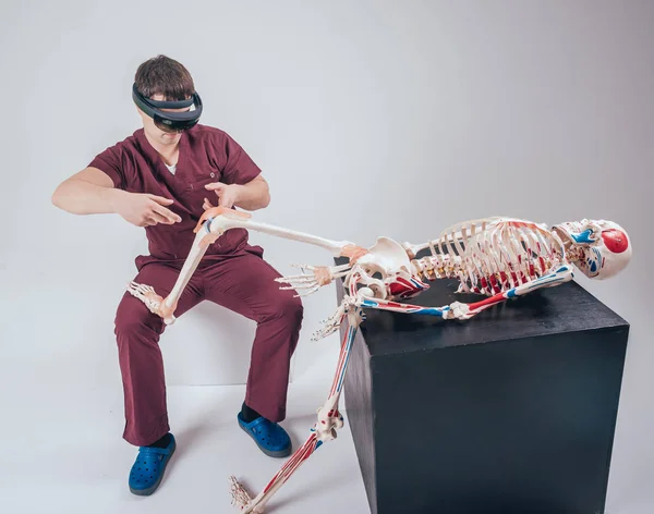 Lekarz Używa Rozszerzonej Rzeczywistości Gogle Badania Ludzkiego Szkieletu — Zdjęcie stockowe
