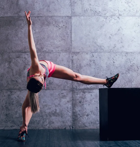 Junge Athletische Kaukasische Frau Posiert Studio Und Macht Verschiedene Übungen — Stockfoto