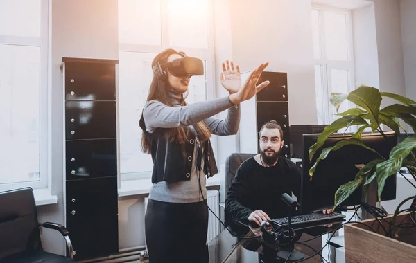 Hombre Joven Con Mujeres Trabajadoras Oficina Creativas Probando Gafas Divirtiéndose — Foto de Stock