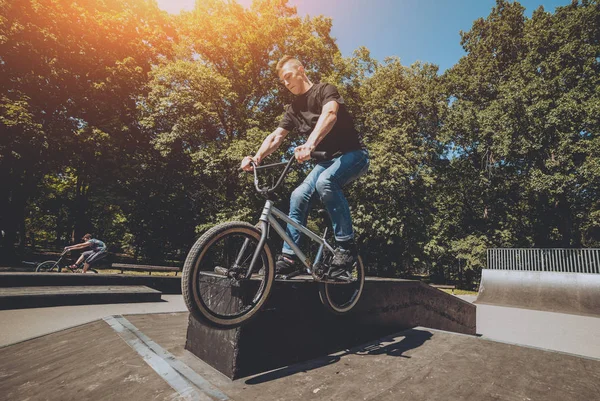 Ung Bmx Ryttare Utföra Trick Skatepark — Stockfoto