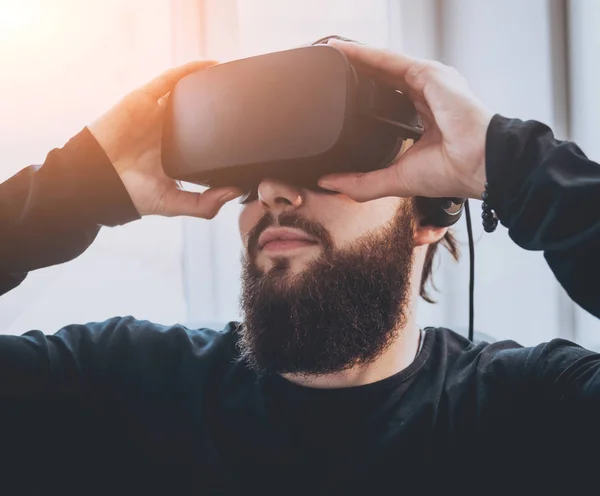Joven Con Gafas Realidad Virtual Oficina — Foto de Stock