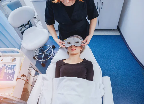 Jonge Vrouw Spa Salon Cosmetische Geneeskunde Mesotherapie Medische Hulpmiddelen — Stockfoto