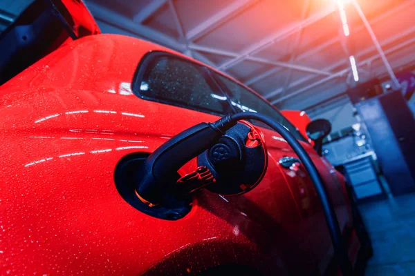 Laden Eines Elektrofahrzeugs Autoservice Zukunft Des Automobils Rote Farben — Stockfoto