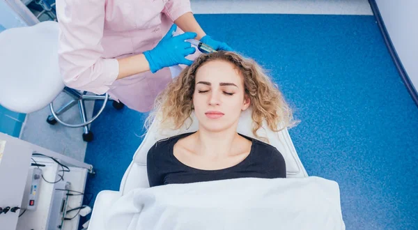 Kosmetikerin Und Patientin Der Klinik Für Ästhetische Medizin Die Injektion — Stockfoto