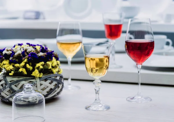 Beyaz masa, seçici odak şarap gözlük