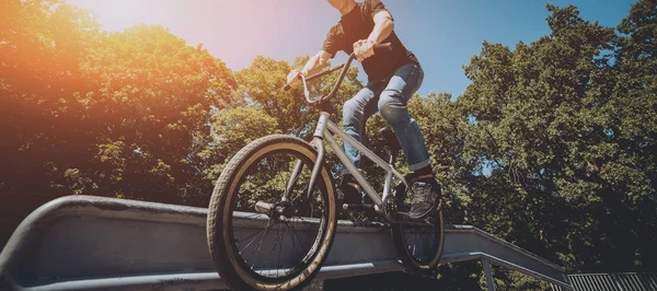 Jeune Cavalier Bmx Effectuant Des Tours Skatepark — Photo