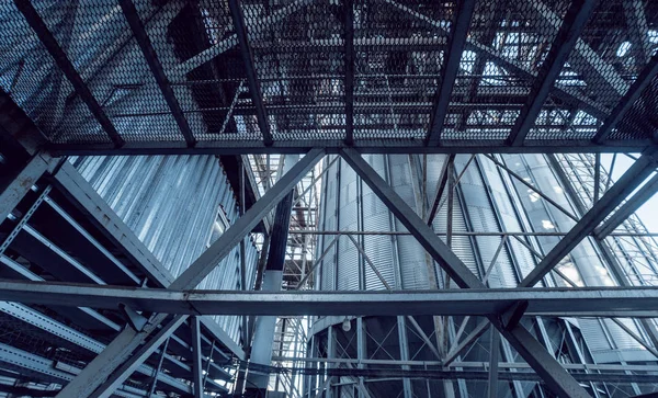 Modern silolar Tahıl hasat depolamak için. Tarım. Düşük açılı.