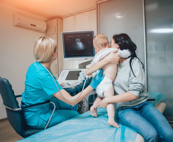 Lékař Dítě Dívka Matkou Ultrazvukové Diagnostice Lékařské Vybavení Sonografie — Stock fotografie