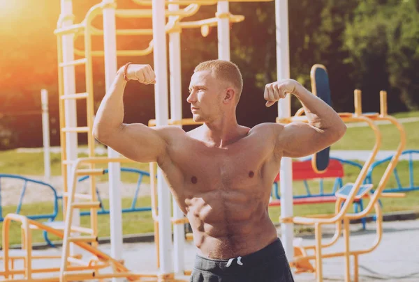 Eğitim ve egzersiz açık havada şehirde yapıyor genç atlet.