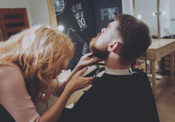 Mestre Corta Cabelo Barba Homens Cabeleireiro Faz Penteado Para Jovem — Fotografia de Stock