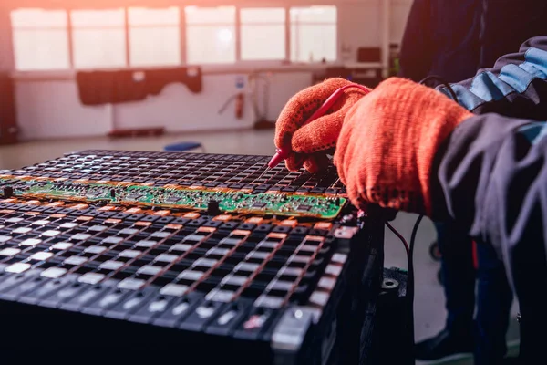 Elecric motorlu pilleri şarj. Pil bir elektrikli araç motorunun sökülmesi. Araba Servisi