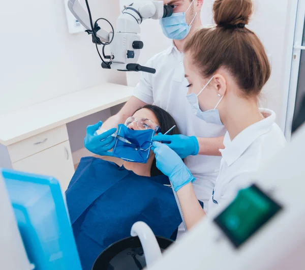 Tratamiento Los Conductos Radiculares Bajo Microscopio Trabajan Con Ayudante Tecnología — Foto de Stock