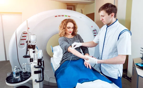 医疗设备 医院计算机断层扫描室男性白种医生和女性患者 — 图库照片