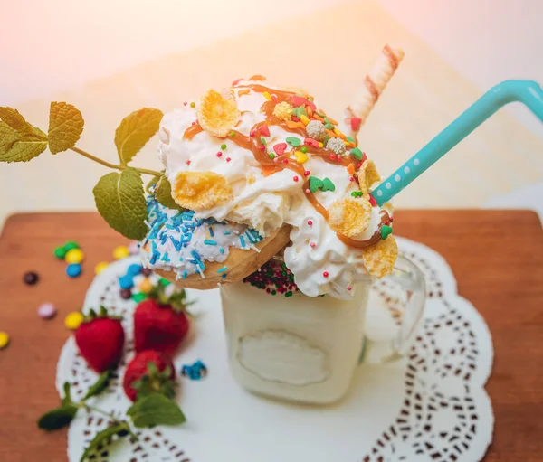 Krema, şeker kırıntı, çörek ve taze çilek Çilek milkshake bardak
