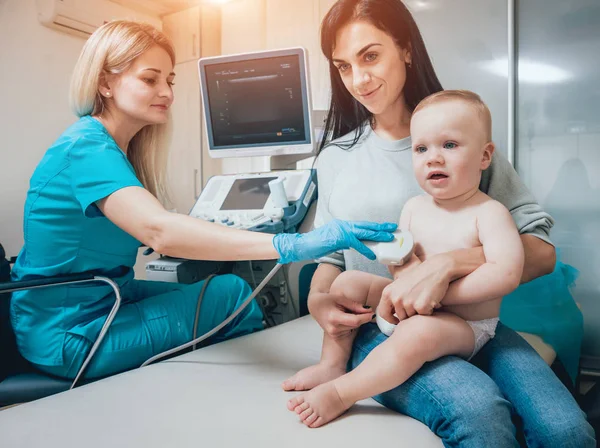 Lékař Dítě Dívka Matkou Ultrazvukové Diagnostice Lékařské Vybavení Sonografie — Stock fotografie