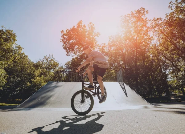 Genç Bmx sürücüsü hileci vasıl skatepark gerçekleştirme.