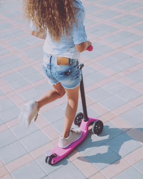 Petite Fille Équitation Scooter Dans Rue Journée Ensoleillée — Photo