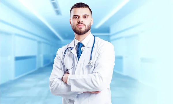 Junge Ärztin Posiert Vor Krankenhaus Hintergrund — Stockfoto