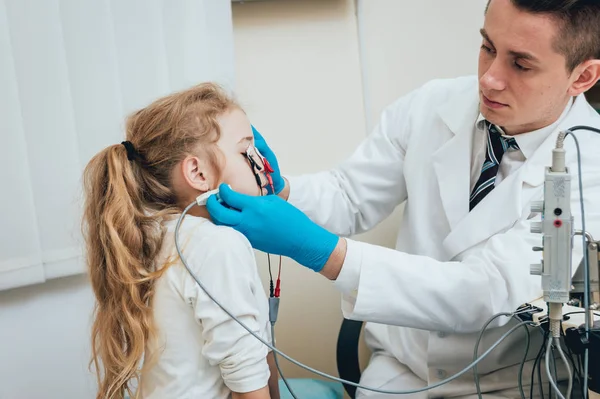 Patientnerver Testar Med Hjälp Elektromyografi Läkarundersökning Emg — Stockfoto