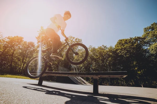 Молодий Гонщик Bmx Виконує Трюки Скейтпарку — стокове фото