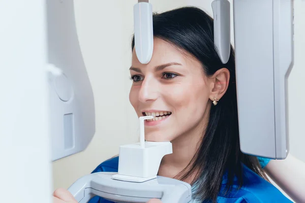 Young Woman Patient Standing Ray Machine Panoramic Radiography — Stock Photo, Image