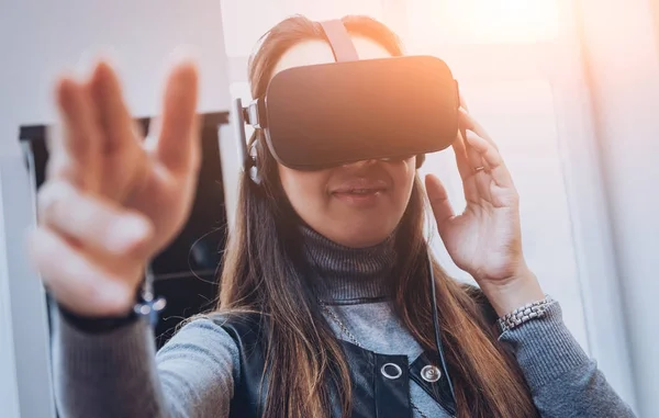 Chica Bastante Joven Con Gafas Realidad Virtual Oficina — Foto de Stock