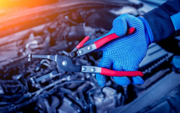 Herramienta Mano Masculina Para Reparar Motor Estación Servicio — Foto de Stock