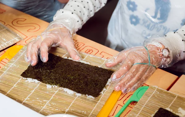 Kinderen Voorbereiden Sushi Rollen Masterclass Restaurant — Stockfoto