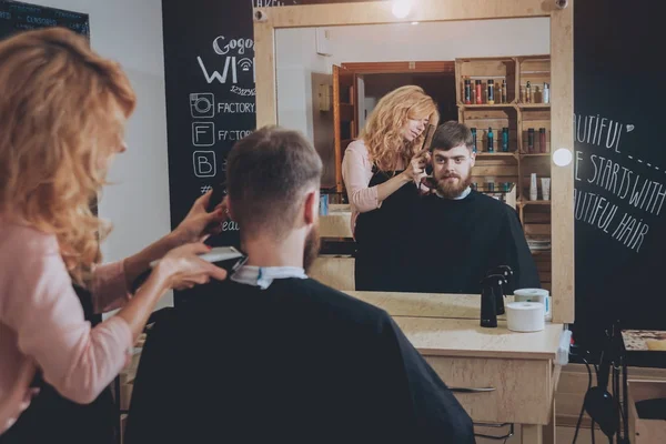 Mestre Corta Cabelo Barba Homens Cabeleireiro Faz Penteado Para Jovem — Fotografia de Stock