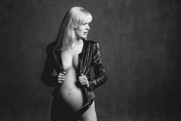 Studio Εικόνα Της Όμορφο Γυμνό Έγκυος Γυναίκα Στο Δερμάτινο Μπουφάν — Φωτογραφία Αρχείου