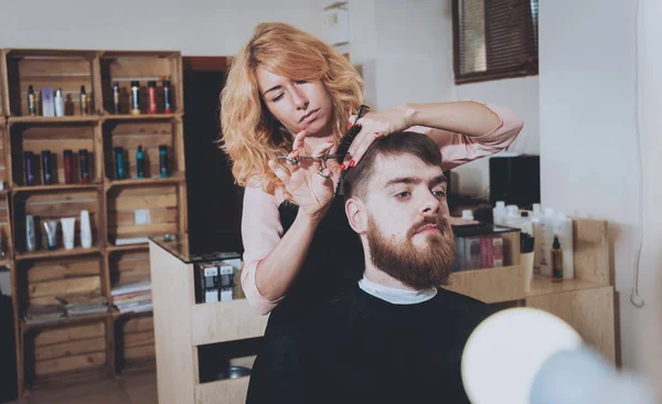 Mestre Corta Cabelo Barba Homens Cabeleireiro Faz Penteado Para Jovem — Fotografia de Stock