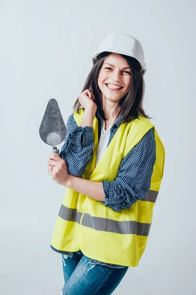 Mooi Meisje Werkkleding Met Tools Voor Witte Muur — Stockfoto