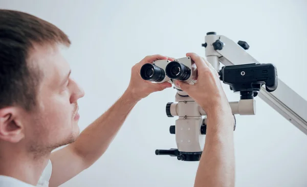 Arzt Und Mikroskop Mit Fotokamera Der Zahnarztpraxis — Stockfoto