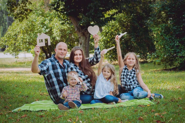 Jeune Famille Avec Trois Enfants Tenant Des Panneaux Publicitaires Dans — Photo