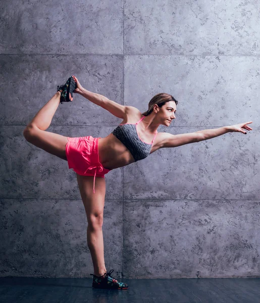 Jonge Atletische Kaukasische Vrouw Poseren Studio Doen Verschillende Oefeningen — Stockfoto