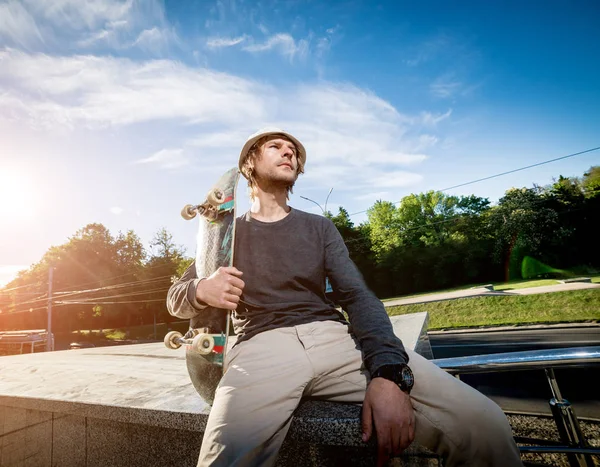 Pratik ve sokaklarda atlama kaykaycı